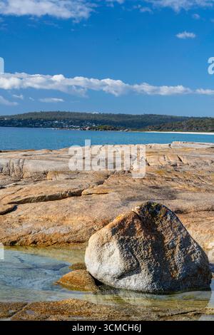 Foto von Swimcart Beach an der Bay of Fires, berühmt für seine unverwechselbaren bunten Flechten, die von Seeleuten im Norden als Wahrzeichen genutzt wurde Stockfoto