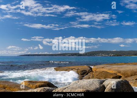 Foto von Swimcart Beach an der Bay of Fires, berühmt für seine unverwechselbaren bunten Flechten, die von Seeleuten im Norden als Wahrzeichen genutzt wurde Stockfoto