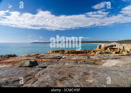 Foto von Swimcart Beach an der Bay of Fires, berühmt für seine unverwechselbaren bunten Flechten, die von Seeleuten im Norden als Wahrzeichen genutzt wurde Stockfoto