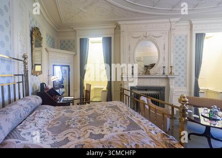 Mittelalterliches Schlafzimmer mit großem Bett mit Vorhängen, Kerzen und alten Möbeln in Haar, Niederlande Stockfoto