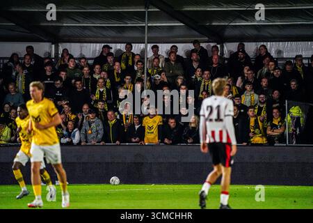 Eindhoven, Niederlande. September 2025. EINDHOVEN, NIEDERLANDE - 15. SEPTEMBER: Fans von Roda JC beim niederländischen Keuken Kampioen Divisie Spiel zwischen Jong PSV und Roda JC im Sportpark de Herdgang am 15. September 2025 in Eindhoven, Niederlande. (Foto von Gabriel Calvino Alonso/Orange Pictures) Credit: Orange Pics BV/Alamy Live News Stockfoto