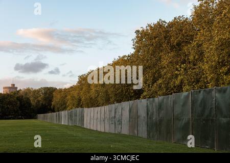 Windsor, Großbritannien. September 2025. Eine neu installierte grüne Sicherheitsbarriere ist im Windsor Great Park vor Windsor Castle vor dem zweiten Staatsbesuch von US-Präsident Donald Trump und First Lady Melania Trump abgebildet. Präsident Trump und seine Frau werden ab dem 17. September als Gäste von König Karl III. Und Königin Camilla in Windsor Castle übernachten. Quelle: Mark Kerrison/Alamy Live News Stockfoto