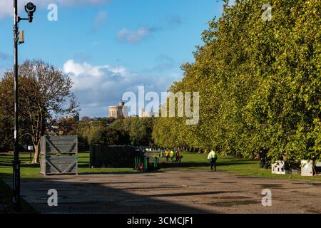 Windsor, Großbritannien. September 2025. Eine neu installierte grüne Sicherheitsbarriere und Kamera sind im Windsor Great Park vor Windsor Castle vor dem zweiten Staatsbesuch von US-Präsident Donald Trump und First Lady Melania Trump abgebildet. Präsident Trump und seine Frau werden ab dem 17. September als Gäste von König Karl III. Und Königin Camilla in Windsor Castle übernachten. Quelle: Mark Kerrison/Alamy Live News Stockfoto