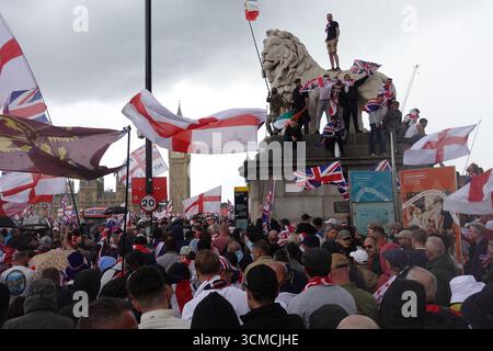 Der South Bank Lion sieht zu, wie Tommy Robinson-Unterstützer im Rahmen der Protestkundgebung Unite the Kingdom am 13. September 2025 über die Westminster Bridge fahren Stockfoto