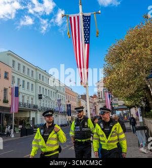Windsor, Berkshire Großbritannien. 15. September 2025. Sicherheitspatrouillen rund um das Schloss. Präsident Trump trifft morgen Abend in Windsor UK ein, um einen "beispiellosen" zweiten Staatsbesuch zu machen. Er wird nicht von der Öffentlichkeit gesehen werden, aber die Stadt zeigt eine große Show zum Gedenken an den Besuch.Credit Gary Blake.Alamy Live News Stockfoto