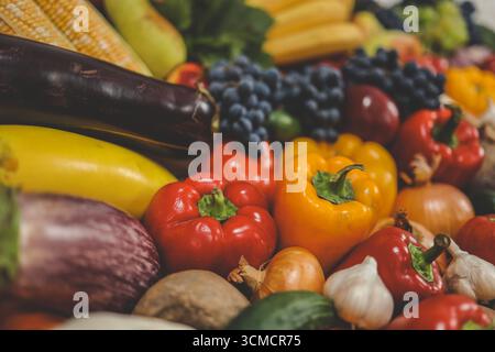 Sortiment an frischem Obst und Gemüse. Stockfoto