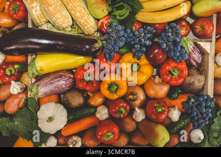 Sortiment an frischem Obst und Gemüse. Stockfoto