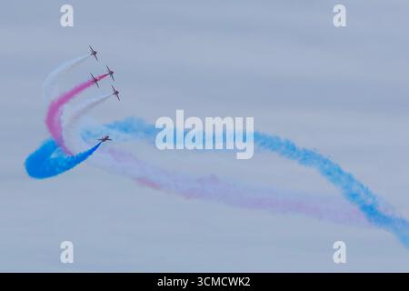 Red 5 rollt Unschärfe Rauch um den rot-weißen Rauch von Roten 1 bis 4 während einer Red Arrows# Show auf dem Ayr Show Festival of Flight, Ayr, Schottland. Stockfoto