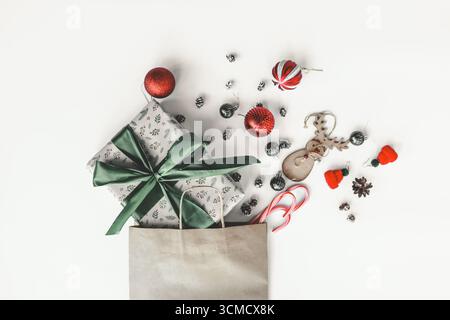 Krafttasche mit Weihnachtseinkauf, Draufsicht. Stockfoto