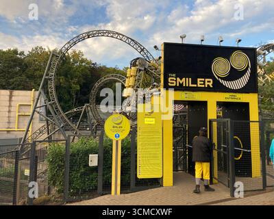Der Smiler, eine Achterbahn aus Stahl Stockfoto