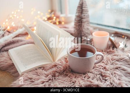 Tasse Tee mit Dampf in winterlicher Morgenatmosphäre. Stockfoto