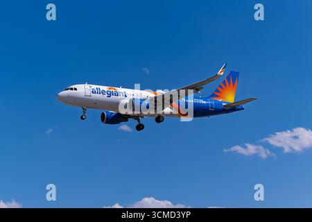 Harry Reid Flughafen 8-31-2025 Las Vegas NV USA Allegiant Airlines Airbus A320 N191NV Ankunft auf der Landebahn 1L am Harry Reid International Airport Stockfoto