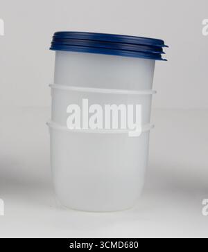 Stapelbare Kunststoffboxen isolierter Naturhintergrund mit Beschneidungspfad Stockfoto