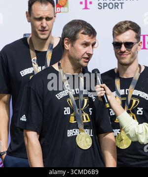 Frankfurt Am Main, Deutschland. September 2025. Im Bild: Trainer Alan Ibrahimagic am Mikro. 15.09.2025, Ankunft der Basketball-Europameisters 2025, Deutschland, Frankfurt am Main, ING-DiBa AG, Credit: dpa/Alamy Live News Stockfoto