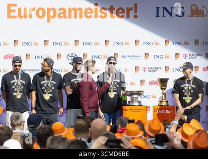 Frankfurt Am Main, Deutschland. September 2025. Im Bild: Franz Wagner am Mikro. 15.09.2025, Ankunft der Basketball-Europameisters 2025, Deutschland, Frankfurt am Main, ING-DiBa AG, Credit: dpa/Alamy Live News Stockfoto