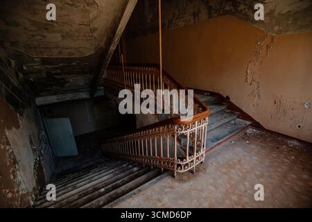 Alte dunkle verlassene Krankenhauseinrichtung. Stockfoto