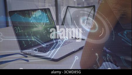 Anzeige des Laptops mit holografischer Schnittstelle am Schreibtisch im Heimbüro, mit Eingabestift Stockfoto