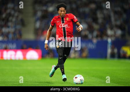 Barcelona, Spanien. September 2025. Johan Mojica von RCD Mallorca spielte am 15. September 2025 im RCDE-Stadion in Barcelona, Spanien, während des La Liga EA Sports Match zwischen RCD Espanyol und RCD Mallorca. (Foto: Bagu Blanco/PRESSIN) Credit: PRESSINPHOTO SPORTS AGENCY/Alamy Live News Stockfoto