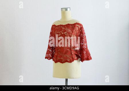 Ein rotes Kebaya-Kleid ist auf einer Schaufensterpuppe zu sehen. Stockfoto