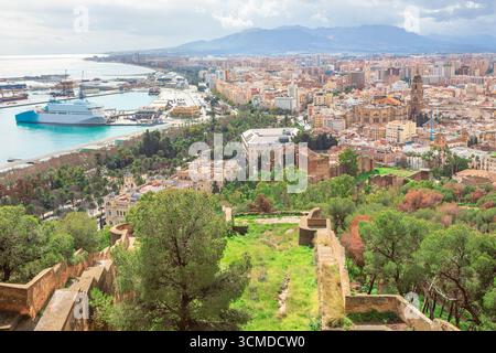 Erhöhte Aussicht zeigt Hafen und Stadt Malaga von Andalusien Spanien. Eine lange Uferpromenade führt in die Innenstadt. Die Gebäude erstrecken sich bis in die di Stockfoto
