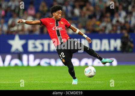 Barcelona, Spanien. September 2025. Johan Mojica von RCD Mallorca spielte am 15. September 2025 im RCDE-Stadion in Barcelona, Spanien, während des La Liga EA Sports Match zwischen RCD Espanyol und RCD Mallorca. (Foto: Bagu Blanco/PRESSIN) Credit: PRESSINPHOTO SPORTS AGENCY/Alamy Live News Stockfoto