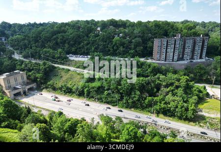 Der Parkway East führt in die Squirrel Hill Tunnel in Pittsburgh, Pennsylvania Stockfoto