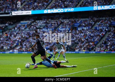 San Sebastian, Spanien. September 2025. Kylian Mbappé von Real Madrid CF in Aktion mit Alejandro Remiro von Real Sociedad während des La Liga EA Sports Matches zwischen Real Sociedad und Real Madrid in der reale Arena. Endergebnis Real Sociedad 1: 2 Real Madrid Credit: SOPA Images Limited/Alamy Live News Stockfoto