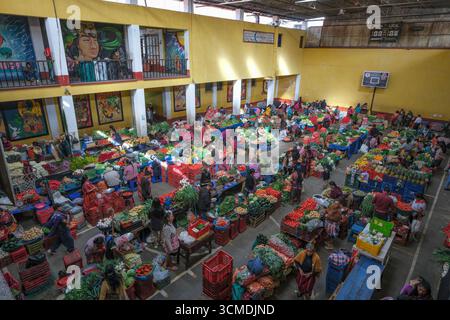 Chichicastenango, Guatemala - 3. Juli 2025: Menschen verkaufen Gemüse auf dem Santo Tomas Markt in Chichicastenango, Guatemala. Stockfoto