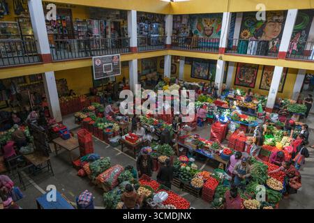 Chichicastenango, Guatemala - 3. Juli 2025: Menschen verkaufen Gemüse auf dem Santo Tomas Markt in Chichicastenango, Guatemala. Stockfoto