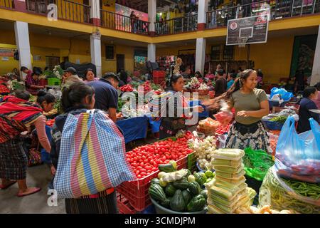 Chichicastenango, Guatemala - 3. Juli 2025: Menschen verkaufen Gemüse auf dem Santo Tomas Markt in Chichicastenango, Guatemala. Stockfoto
