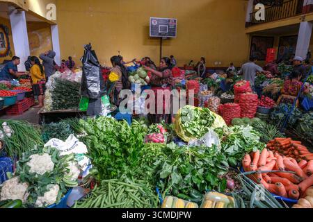 Chichicastenango, Guatemala - 3. Juli 2025: Menschen verkaufen Gemüse auf dem Santo Tomas Markt in Chichicastenango, Guatemala. Stockfoto