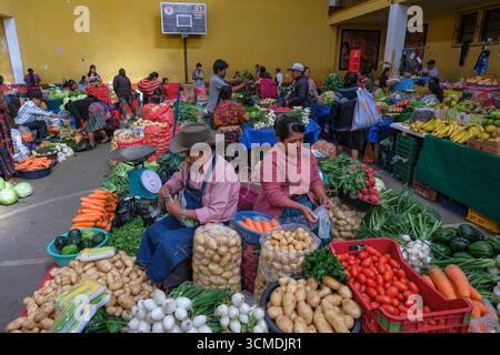 Chichicastenango, Guatemala - 3. Juli 2025: Menschen verkaufen Gemüse auf dem Santo Tomas Markt in Chichicastenango, Guatemala. Stockfoto