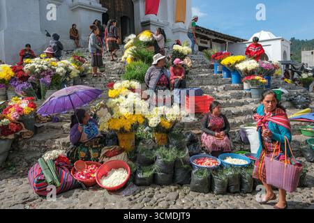 Chichicastenango, Guatemala - 3. Juli 2025: Menschen verkaufen Blumen auf dem Santo Tomas Markt in Chichicastenango, Guatemala. Stockfoto
