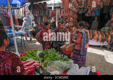 Chichicastenango, Guatemala - 3. Juli 2025: Menschen kaufen Gemüse auf dem Santo Tomas Markt in Chichicastenango, Guatemala. Stockfoto