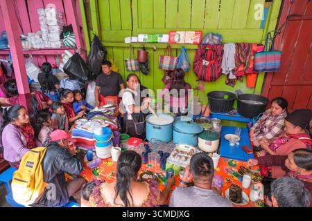 Chichicastenango, Guatemala - 3. Juli 2025: Menschen beim Frühstück auf dem Santo Tomas Markt in Chichicastenango, Guatemala. Stockfoto
