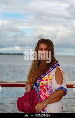 Haare weht über lächelnde Dame Gesicht Farbe volles Kleid langes lockiges braunes Haar 50 und Modelle reife Modelle Modellierung australien australien australien australien Stockfoto