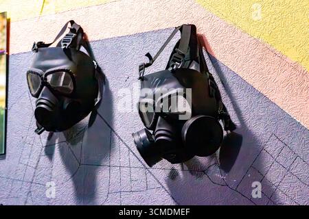 Russland - 03. april 2024. Paintball-Schutzmasken hängen an der Wand, selektiver Fokus Stockfoto