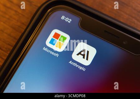 Nahaufnahme eines Smartphone-Bildschirms mit Symbolen der Microsoft- und Anthropic-KI-App, die moderne Technologie und Tools für künstliche Intelligenz hervorheben. Stockfoto
