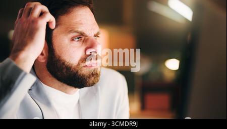Geschäftsmann, verwirrt und Computer im Büro mit Fehlern, Finanzfehlern und Netzwerkstörungen in der Nacht. Verwirrt, Buchhalter und Techniker am Arbeitsplatz mit Stockfoto