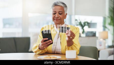 Seniorin, Smartphone und Kreditkarte zu Hause mit Online-Shopping, Rechnungen oder einfacher Bezahlung im Internet. Person, Telefon und Lächeln für Rabatt, Verkauf und Stockfoto
