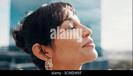 Gesicht der Frau, Denken und Ausruhen im Freien, frische Luft und entspannende Momente für geistige Klarheit. Ruhige, friedliche Reflexion und Person mit tiefem Atmen Stockfoto