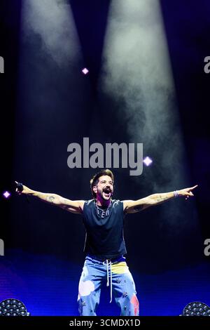 Der kolumbianische Sänger, Songwriter und Produzent Camilo während eines Live-Konzerts im neuen Stadion der Roig Arena in Valencia, Spanien. Stockfoto