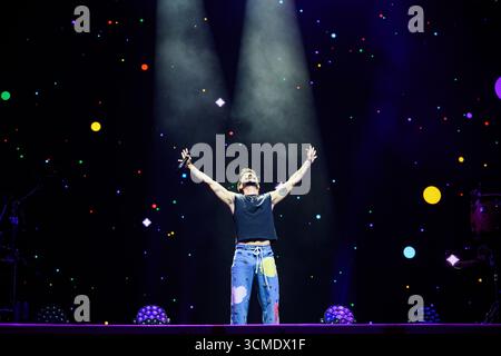 Der kolumbianische Sänger, Songwriter und Produzent Camilo während eines Live-Konzerts im neuen Stadion der Roig Arena in Valencia, Spanien. Stockfoto