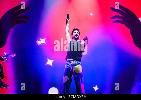 Der kolumbianische Sänger, Songwriter und Produzent Camilo während eines Live-Konzerts im neuen Stadion der Roig Arena in Valencia, Spanien. Stockfoto