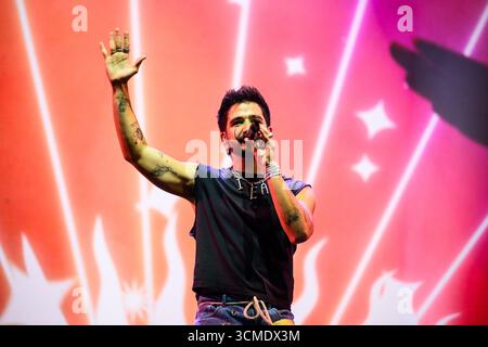 Der kolumbianische Sänger, Songwriter und Produzent Camilo während eines Live-Konzerts im neuen Stadion der Roig Arena in Valencia, Spanien. Stockfoto