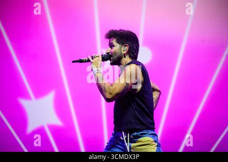 Der kolumbianische Sänger, Songwriter und Produzent Camilo während eines Live-Konzerts im neuen Stadion der Roig Arena in Valencia, Spanien. Stockfoto