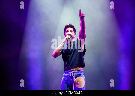 Der kolumbianische Sänger, Songwriter und Produzent Camilo während eines Live-Konzerts im neuen Stadion der Roig Arena in Valencia, Spanien. Stockfoto