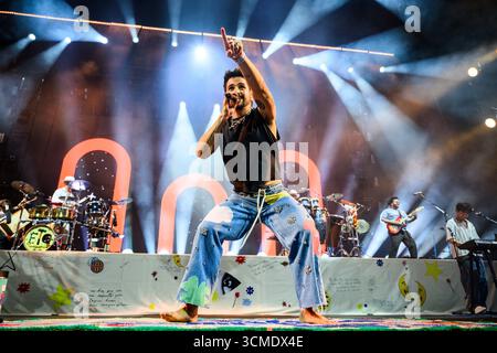 Der kolumbianische Sänger, Songwriter und Produzent Camilo während eines Live-Konzerts im neuen Stadion der Roig Arena in Valencia, Spanien. Stockfoto
