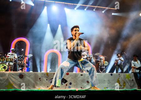 Der kolumbianische Sänger, Songwriter und Produzent Camilo während eines Live-Konzerts im neuen Stadion der Roig Arena in Valencia, Spanien. Stockfoto
