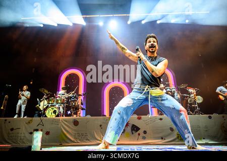 Der kolumbianische Sänger, Songwriter und Produzent Camilo während eines Live-Konzerts im neuen Stadion der Roig Arena in Valencia, Spanien. Stockfoto